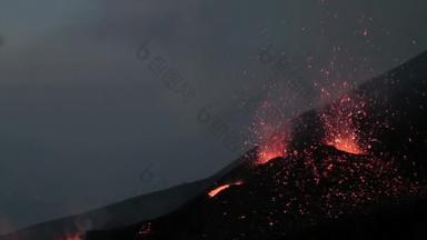 黎明的火山喷发